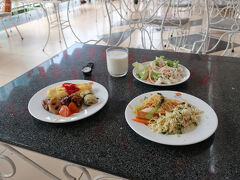 屋上の会場で朝食のビュッフェを戴きます。