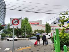 コストコへやってきました！
日本でも毎週のように行くくらい大好きなコストコ。
ラスベガスに続いて、2か国目のコストコです。
楊坪店は、駅から8分ほどある所にあり、観光客でも行きやすい場所にあります。