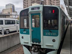 列車は４両もつないでいてお手洗いのある車両でした。
日曜日の朝のためか乗車時の乗客は10名もいませんでしたが、終着の高松駅が近づくにつれて乗客は増えました。
なおこの列車は途中の造田駅で４分、オレンジタウン駅で３分停車した以外、長時間の停車はありませんでした。