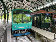 烏丸御池から地下鉄、京阪、叡山電鉄を乗り継いで八瀬比叡山口に。ここから歩いて瑠璃光院に向かいました。
