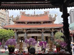 パワースポット龍山寺。夫の台湾人の友人曰く、ホームレス多いというリアルな事前情報もあり、行程から外してたけどホテルから近かったので徒歩で行ってみることに。台湾の寺院は派手で見ごたえがある。