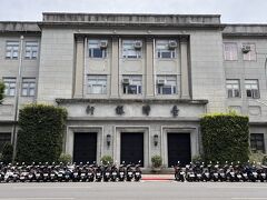 総統府のすぐ隣には台湾銀行が。現役らしい。台湾の古い建造物は重厚感があって歴史を感じる。