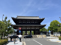 嵐電の御室仁和寺駅を降りると、仁和寺のニ王門が目の前です。