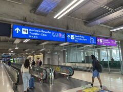 一番端っこのゲートに駐められた。
歩く。。。歩く。

此処に日本語の案内が無くなって久しいね。
寂しいわ。
