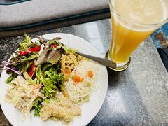 世界一周はしごラウンジの旅～ ♪ @トロント・ピアソン

久しぶりのサラダ。　ピラフもあった。

※ Plaza Premium Lounge 