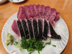 下が私が藁焼きした鰹たたき、上が購入した鰹の刺身です。勘違いしていたのですが、藁焼き体験すると炙った柵を全て食べる事になると思っていたのですが、一人前は約半分の7切れ。相方とシェアして頂きます。