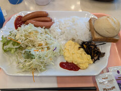 おはようございます！

松阪で迎えた朝。
東横イン伊勢松阪駅前の朝食です。

こちらは主人のお皿。