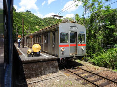 たぬきの置物いっぱいの神尾駅。
上りの定期電車とすれ違い。