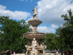 エルジェベト公園にある噴水の像が立派ですね