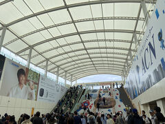 朝、9時半前なのに「大阪関西万博会場前の駅　夢洲駅　は人で混雑していた。9時台会場入場としていたので、直ぐに万博会場には入れた。10時入場と申請していた人は、10時入場の列に並んで待っていました。

YouTubeで、10時台の人は10時まで待たなければならないので、9時台にすると9時でも10時でも入れると言う情報があったので、僕も10時から9時台入場に替えました。

面白かったのが、新幹線からエスカレーターで降りる場合、皆エスカレーターの左側に並び右側が開いていた。地下鉄駅でエスカレーターに乗る場合、エスカレーターの右側に並び左側が開いていた。関東の人は、エスカレーターの左側に立ち、関西の人は右側に立っていた。約50年前、「エスカレーターを利用する場合、右側に立ち急ぐ人は左側を登ると言う。」国民への教育が、今も生きている事が身にしみてわかりました。