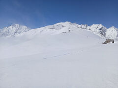 天気は回復、一面真っ白な山と青い空は本当に美しい。スキー場の上にも山は聳えており、これは雪山登山しないと見られない光景です。マイナスの気温ですが、直射日光のお陰で暖かいです。