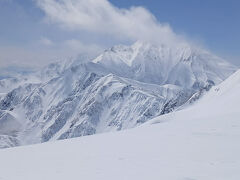 隣の五竜岳。ここはスイス？世界の秘境にある雪山の様な雰囲気。日帰りで登れる地域には見えません。雪山は限られた人しか行けない日本の秘境です。