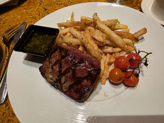 時差の関係で1日戻る。アメリカでの最初の食事はいかにもアメリカらしいステーキ。ホテルはかなりいいホテルだった。
