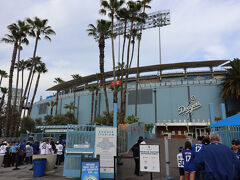 ドジャースタジアムまでは3台のタクシーに分乗したが、3台が3台とも場所を間違えてはぐれてしまった。全員集合に1時間ほどかかったが、合流できなくてもおかしくなかった。。。
ドジャースタジアムへは公共交通機関はないので、ツアーバスでもない限りはタクシーしかない。なのにタクシードライバーが入り口を知らないこともあるので要注意。