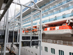 3日目はいよいよ乗船。港までは小1時間。乗船には飛行機並みに時間がかかります。
今回乗るアイランド・プリンセスは約9万トン。最近のクルーズ船は大型化していることもあって、アイランド・プリンセスはクルーズ船としては小さめ寄りの中くらい。それでもなかなか全景を取るチャンスがないくらいに大きい。パナマックスといわれる、パナマ運河を通れる規格いっぱいの大きさ。