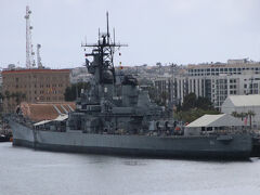 港に係留されていた戦艦アイオワ。WW2に就航した歴戦の勇者。今はミュージアム。戦史オタとしてはこちらも見たかった・・・ただ、9万ｔのクルーズ船と比べると大きさは半分なので、「意外と小さいな・・・（アイオワは4万5千ｔ）」
なおアイオワは、パナマックスなのでパナマ運河を通れる。戦艦大和（宇宙に行かないやつ）やアメリカの原子力空母は大きすぎて通れない。