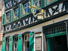 ・ステファンスベルク（Stephansberg）
もちろんその名の通り聖ステファン教会もあるが、この丘の話になると、私の中にまず最初に思い浮かぶのがシュレンケルラ（Schlenkrla）の醸造所。
バンベルクに二箇所だけ残る、伝統的なラオホビア（スモークビール）を醸造しているブルワリーの一つ。
丘の上という立地を利用し、地下でビールをラーガーしている。

以前、社長のマティアス・トルムさんに二度ほど取材でお会いして撮影などさせて頂いた。

その時の動画はこちら。ビール好きな方もそうでない方もぜひご覧ください。

写真は旧市街のドミニカーナー通りにあるシュレンケルラのビアホール。

vol.1
https://youtu.be/3NkyWxTnmik

vol.2
https://youtu.be/OV-cvIRLDr8