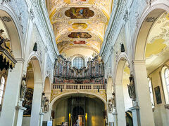 ・カウルベルク（Kaulberg）
カウルベルクは今回初めて訪れたと思う。

バンベルクの教区教会があり、こんなに素晴らしい教会があったのかと。
何度もバンベルクの街には遊びに来ていて、街の隅々まで知っているつもりになっていたけれど甘かった。

ロマネスク様式の消防の見張り塔が併設されていて、ここから火の手が上がるのを確認するとすぐに消防に出動の合図。
数百年に渡り、バンベルクが大火事に見舞われることがなかったのは、この見張り塔のおかげだとか。
（外観の写真撮り忘れ！）