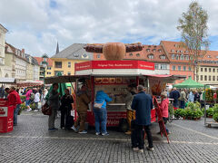 さて、都会から田舎へやってきた人独特の不満もいろいろあったようですが、ワイマールはテューリンガーソーセージのご当地。
記録に残っている限りでは、このソーセージは1404年からあるそうです。

市庁舎前のマルクト広場では、食欲をそそる巨大ソーセージのオブジェが載った、ソーセージ屋台が出ていました。
