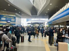 出国ラッシュの関西空港には来日観光客も重なって大変な混雑
