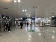 武漢天河国際空港のT3にあるトランジットホテル(星程酒店)に今日は泊まります。
昨年 9月の中国トランジットは一時通過措置で特別なカウンターで30分くらいかけてトランジット滞在が24時間しか許可されなかったが、今回はノービザ制度が11/30に復活したのですんなりパスポートのみで入国できました。