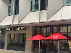 宿泊したHyatt Centric Melbourneはサザンクロス駅から徒歩10分の便利な場所で、大きなビルの一部を使ったモダンなホテルでした。午前中についたにもかかわらず、部屋を使わせてもらえました。