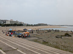 セトレ神戸舞子ホテルの脇を歩き進むと、この様なビーチが広がりました。

BBQを楽しんでいる家族連れやグループ。
こちらはBBQ広場になっているようです。