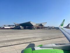 ハバナ の ホセ・マルティ国際空港に 滑り込むように見事な三点着陸。拍手が湧き起こる&#128079;

　い～ 天気だ。

飛行時間は1時間強。カンクンとの時差＋1時間。

入国は スマホの画面で提示した D'Viajeros の QRコード をピッとされたただけ、尋問なし。荷物をX線に通して呆気なく終了。

旅行保険証書の提示は求められなかった。