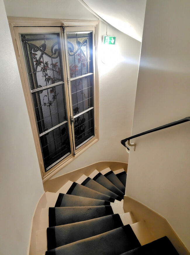 定員2名ほどの小さなエレベーターで3階へ。<br />エレベーターを囲むようにして螺旋状の階段があります。可愛い～