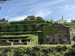 次の見学地は北沢浮遊選鉱場

日本で初めて金銀の選鉱で実用化に成功した施設の遺構

レンガ造りの建物は発電所遺構