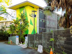 The Capital Residence Suite

空港から車で１０分くらい、ホテルの送迎付きです。
イミグレ出たら、迎えの人がいなくて、３０分くらい待ってたら来てくれました。
空港のほか、街の中心部までもシャトル便が出ていてとても助かりました。
有料ですが、観光地への送迎もあるようです。

ホテルのスタッフも皆さんフレンドリーでした！

