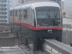 牧志駅からゆいレールに乗って首里城へ向かいます。