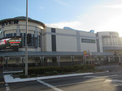 洗濯を仕掛けてから向かいのケアンズセントラルのスーパーへお買い物