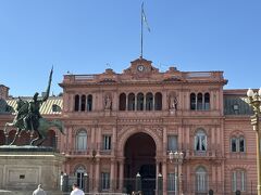 その後、カサ・ロサダ(Casa Rosada)などマヨ広場(Plaza de Mayo)を散策しました。