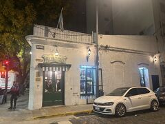ホテルに戻った後、オプショナルツアーを申し込んでいたタンゴショーに行きました。店は老舗のEl Viejo Almacénです。店に隣接したレストランでのディナーの後、最前列で迫力のあるショーを楽しむことができました。