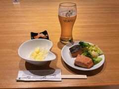 プライオリティパスが使えるパワーラウンジプレミアムへ

まずはビールとツマミ