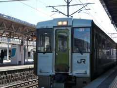 北上駅から横手駅までを結ぶ北上線というローカル線の乗り換えます。
２両編成のデイーゼルカーです。