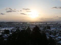横手城天守閣は冬季休館ですが、このかまくら祭りの２日間は臨時で開館、しかも夜８時まで入場できます。
天守閣から横手市内が一望、夕焼けが見られました。