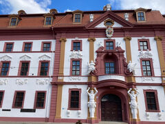 ナポレオンはドイツ人にとってどのような存在なのか？

「英雄視する人と、侵略者として見る人とに二分される」
とエアフルトの街を案内してくれた歴史学者のライナーさんは解説してくれました。

「ただし、ナポレオンによって欧州の政治システムが大きく変わり、新しい時代をもたらしたことは確かです」

1808年10月2日、エアフルトに滞在していたナポレオンがゲーテを朝食の席に招いたと記録に残っています。

この会合が行われたのが、現在のテューリンゲン州首相府（Staatskanzlei）が置かれているマインツ選帝侯官邸でした。
この建物の2階にナポレオンは滞在し、そこでゲーテとの会合も行われたそうです。