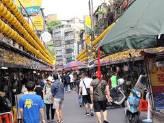 基隆廟口夜市到着
夜市ですが昼ぐらいから開いてるグルメ夜市