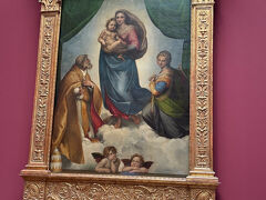 まずは、アルテマイスター絵画館の代表作
ラファエロ・サンティ（Raffaello Sanzio）の
システィーナの聖母（Sistine Madonna）
絵の下の天使2人が可愛い?