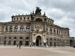 アルテマイスター絵画館の裏側はゼンパーオーバー（ドレスデン歌劇場）
今現在も使われているようで、毎日のようにオペラとかバレエとか行われているらしい…
中も見学出来るようですが、私はあまり歌劇系の芸術には興味がないので、パスしました