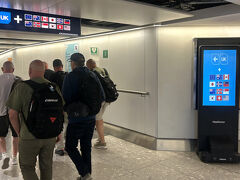 日本人は自動化ゲートを通れるようになりましたが、混んでいて大して早くもなく、入国スタンプもらえないし、全然ありがたくない(~_~;)
おまけに今年１月からETAで￡10（2,000円強）、4月から￡16（3,200円強）取られるようになったし・・・