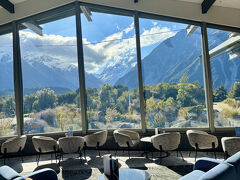 ハーミテージのホテル・ラウンジからマウントクックを眺める