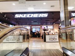 靴をウィンドウショッピング