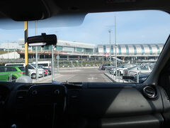 空港には１０分ほどで到着しました
しかし残念な事にターミナルへの送りではなく、駐車場まででしたのでびっくりしました～　　駐車場から思いバッグを持って移動しなくてはいけません
尚、チップは渡しましたが返してもらいたい感じになりました・・・・(´;ω;｀)