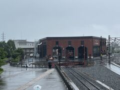 機関庫には他のSLやディーゼル機関車が停まっていました。転車台広場は改札の中にあるので、見るには乗車券が必要です。