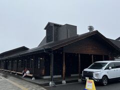 レトロ調な下今市駅舎。
