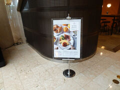 では、まずは朝食をいただきに行きましょう！
ホテル1階にある、レストランカフェ「セレース」です。ブッフェをいただきましょう。