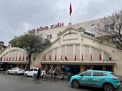 娘が、ノンラー（ベトナムすげ笠）が欲しい、と言うのでドンスアン市場で購入。
母もつられて購入していました。
子どもにとっては食品の臭いが気になるようで、買うもの買ったら早く出たい、という態度でした。